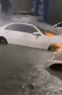 一辆被泡水的奔驰出现了自燃起火现象 车主无奈“徒手”灭火