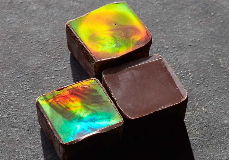 无需任何着色剂或其他添加剂就能使巧克力具有色彩？