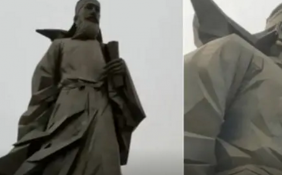 懵逼!湖北男子在广场拍30米高铜像发现不对劲 拉近一看不淡定了