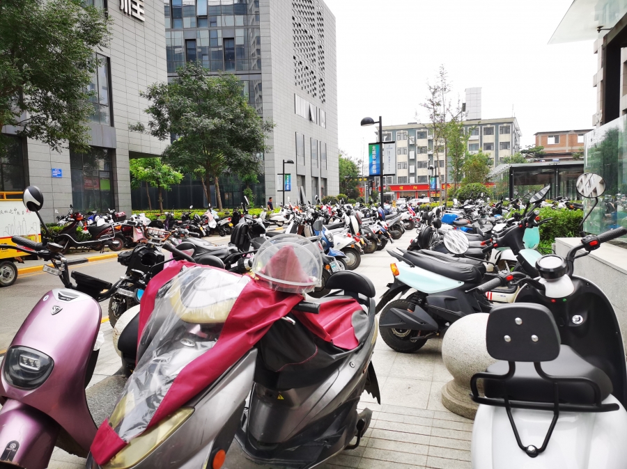 北京已有快递外卖骑手因使用超标车被查获 平台已对他们“限制接单”